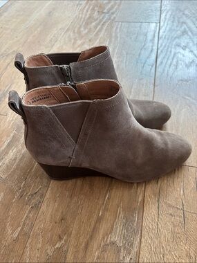 Vionic Paloma Ankle Booties Women's 9 Wedge Heel Boots Boho Taupe Suede Zip